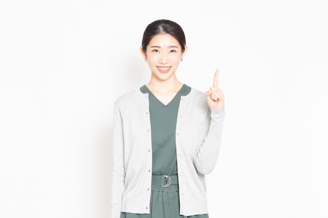 指をさす女性