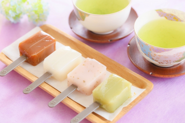 年金手帳を持つドクター