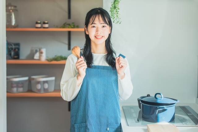 料理をする女性